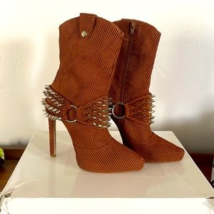 Brand new Jeffrey Campbell Santiago size 7